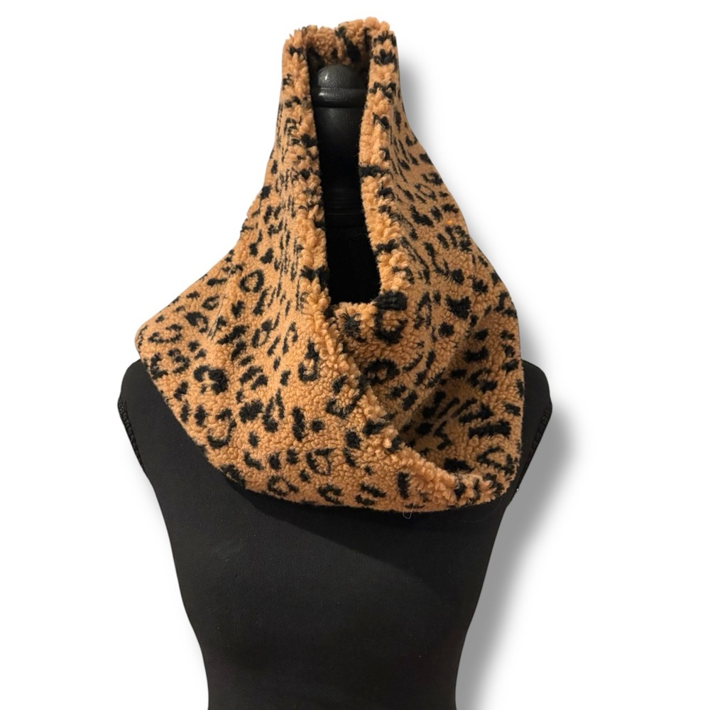 Accent Leopard Print Sherpa Infinity Scarf – NWT